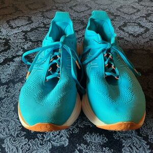 These are the ASICS pure Gel nlnbus 25.
They are teal and orange.